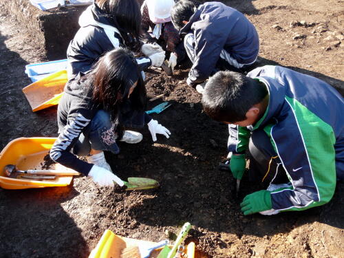 太郎生小学校の子供たちは、土器さがしに夢中になっていました。