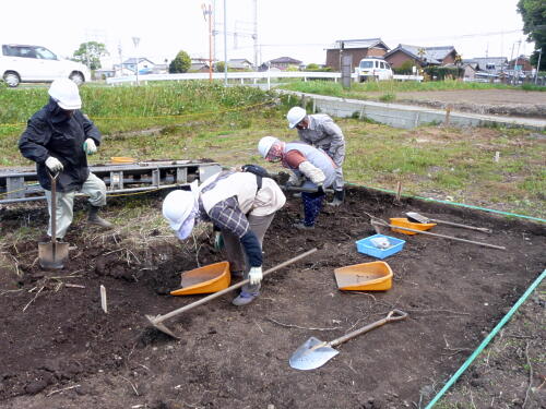 土器に気をつけながら、表面の土を掘ります。