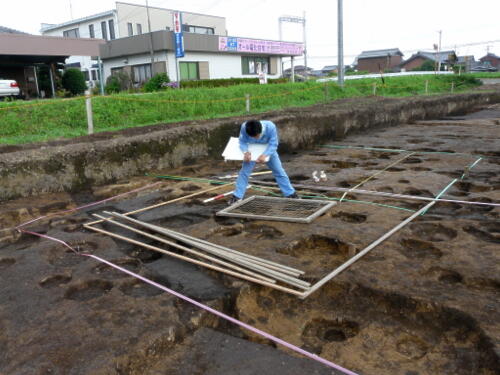 様々な道具を使って、丁寧に実測します。
