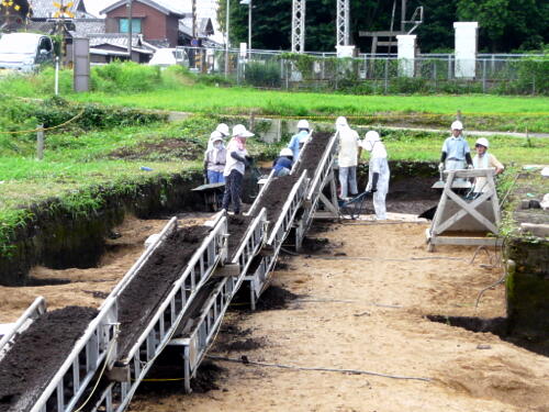 土はベルトコンベアーでどんどん運ばれます。