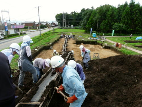 手前の山が掘った土です。これをすべて埋め戻します。