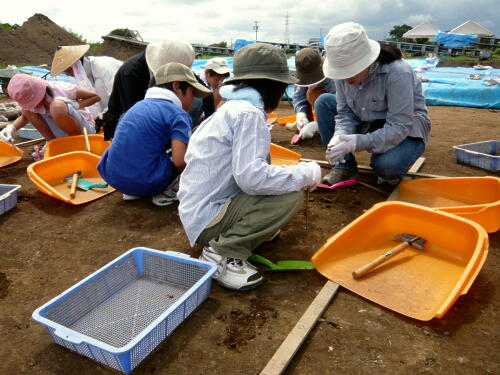 こちらは斎宮歴史博物館の「夏休みこども体験発掘教室」。おかあさんといっしょに土器を探します。