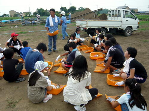 明星小学校の体験発掘。博物館のお兄さん？の話をきいてね。