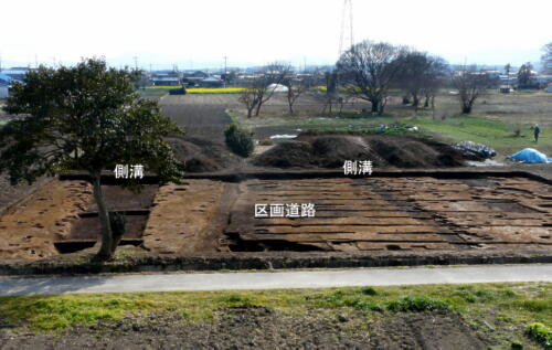 平安時代の道路跡が見つかりました。道幅は１５メートルほどです。
