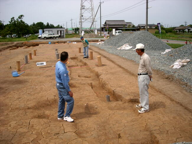建物跡には丸太をならべて、規模が分かり易いようにしました。