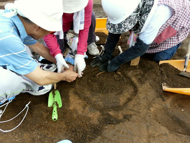 何か土器が出土してきました。大物か？
