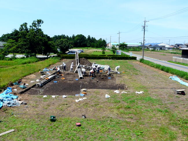 表面の耕作土を除去しています。調査区は、まだまだ東（右手）へ広がります。