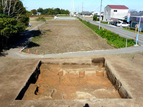 溝の肩にある四角い穴が、建物の柱穴です。