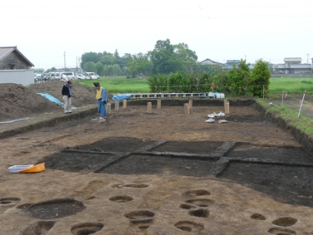 建物跡（丸太は建物の柱穴を示しています。）