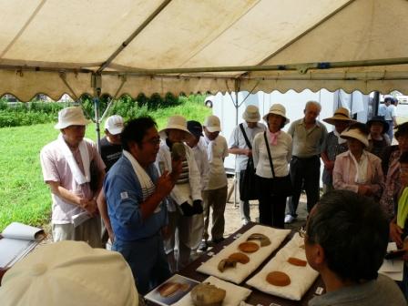 出土した遺物の見学の様子（墨書土器の説明をしています）
