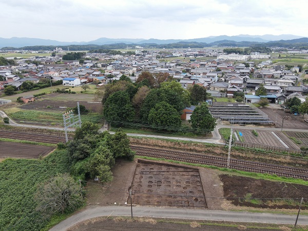 正殿（東から）